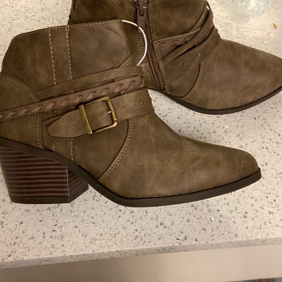 NWT! Jellypop Gray Short Embellished Zip Up Ankle Boots Sz 7 with heel! - Picture 2 of 7